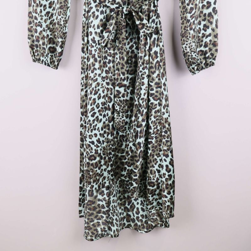 Nederdel av leopardmönstrad klänning i närbild