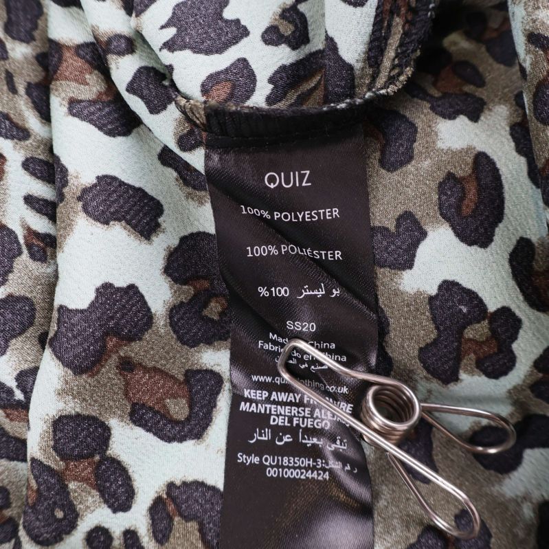 Materialetikett med information om 100% polyester