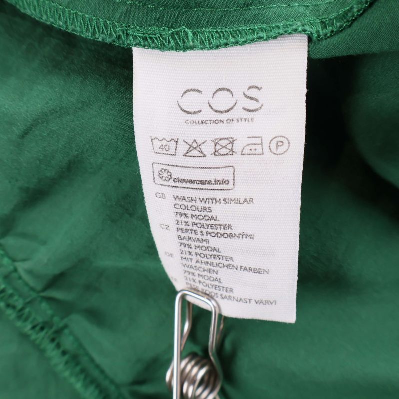 Materiallapp med information om klänningens materialblandning