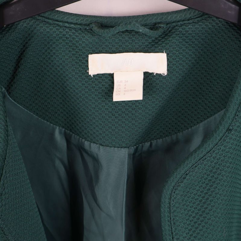 Närbild på jackans hals och etikett utan synlig logga