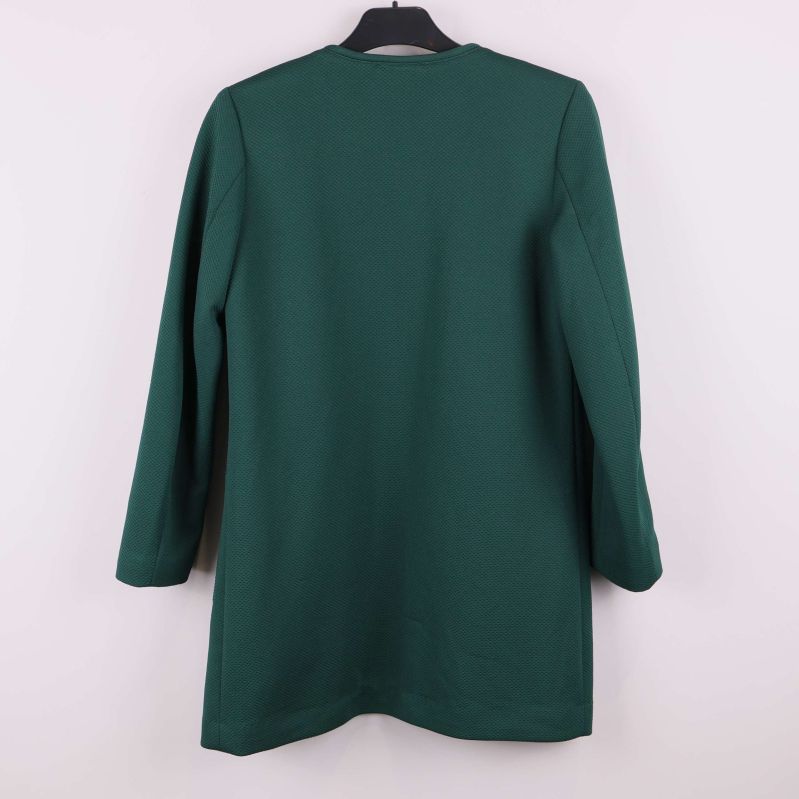 Baksidan av gröntonad lång jacka i enkel design