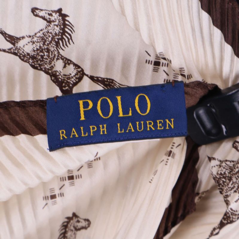 Närbild på Polo Ralph Lauren etikett på scarf