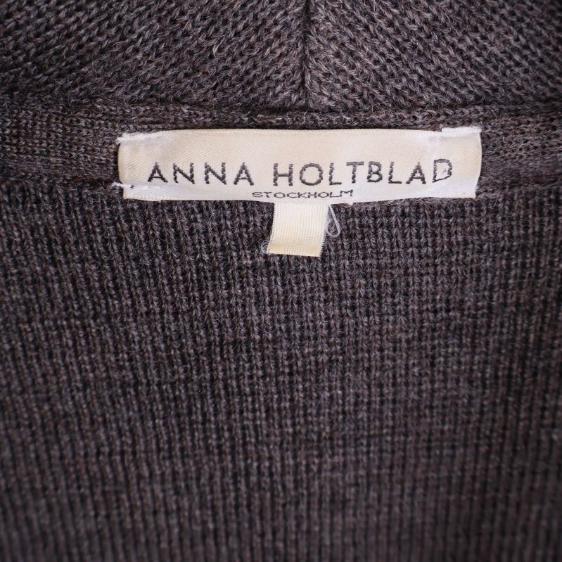 Närbild på etikett med texten Anna Holtblad