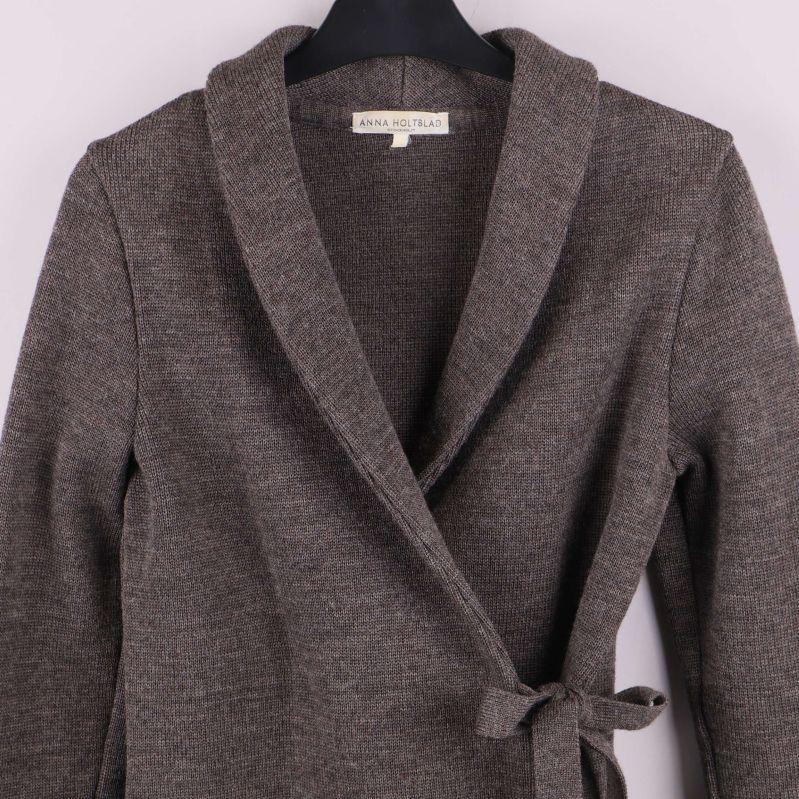 Närbild på koftans framsida och sjalkrage