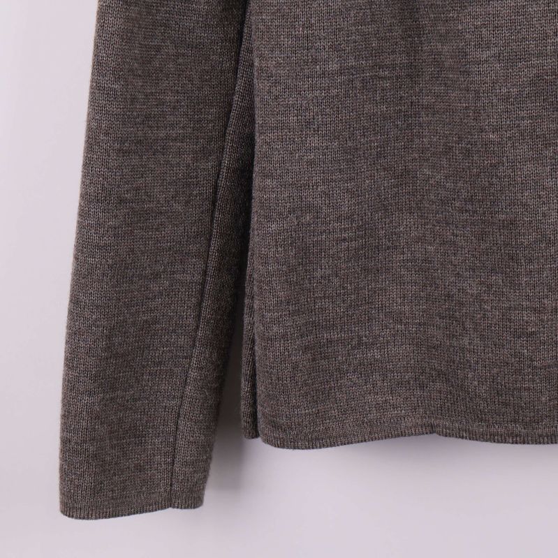 Närbild på struktur och ärmslut av koftan