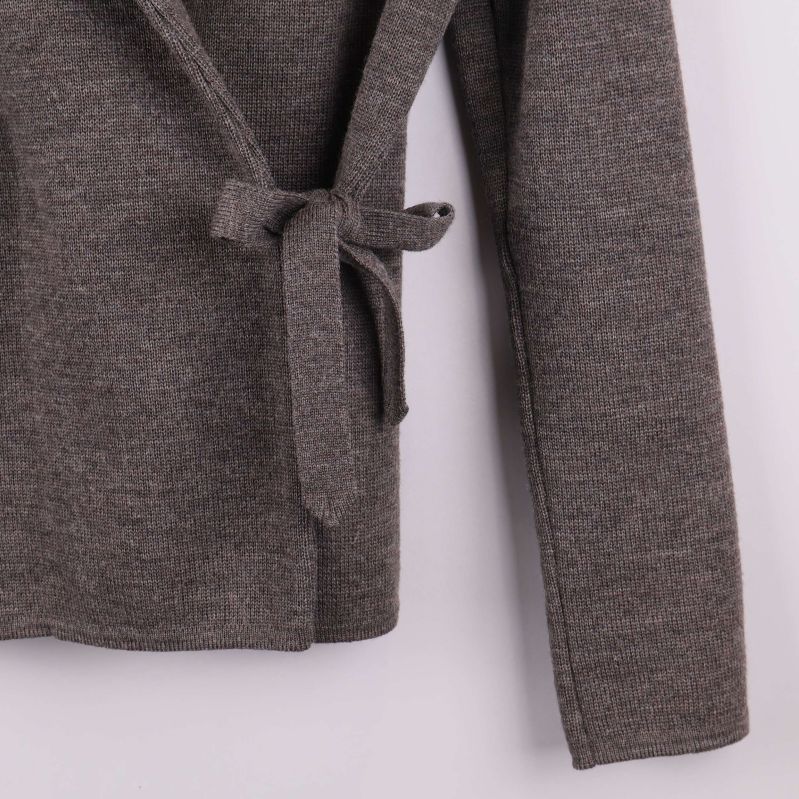 Närbild på knytbandsdetalj vid midjan