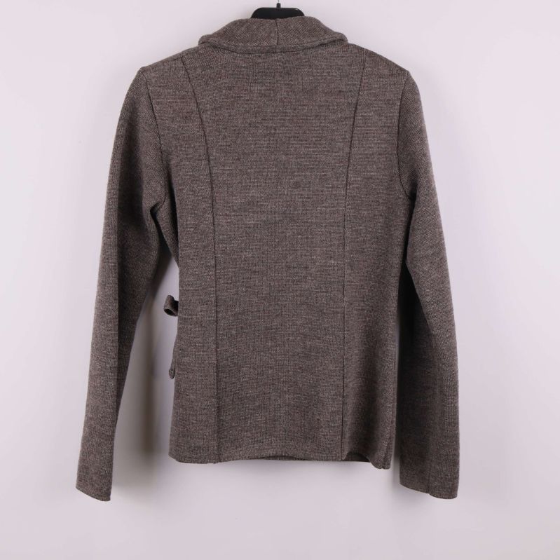 Baksidan av brun stickad kofta visas