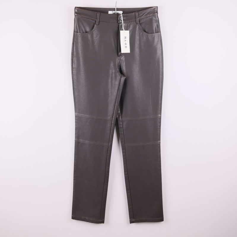 Framsida av bruna konstläderbyxor med fickor och söm