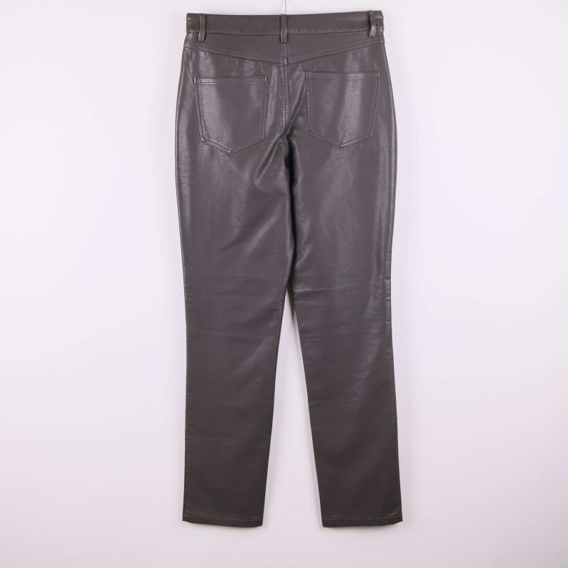 Baksida av bruna konstläderbyxor med bakfickor och söm