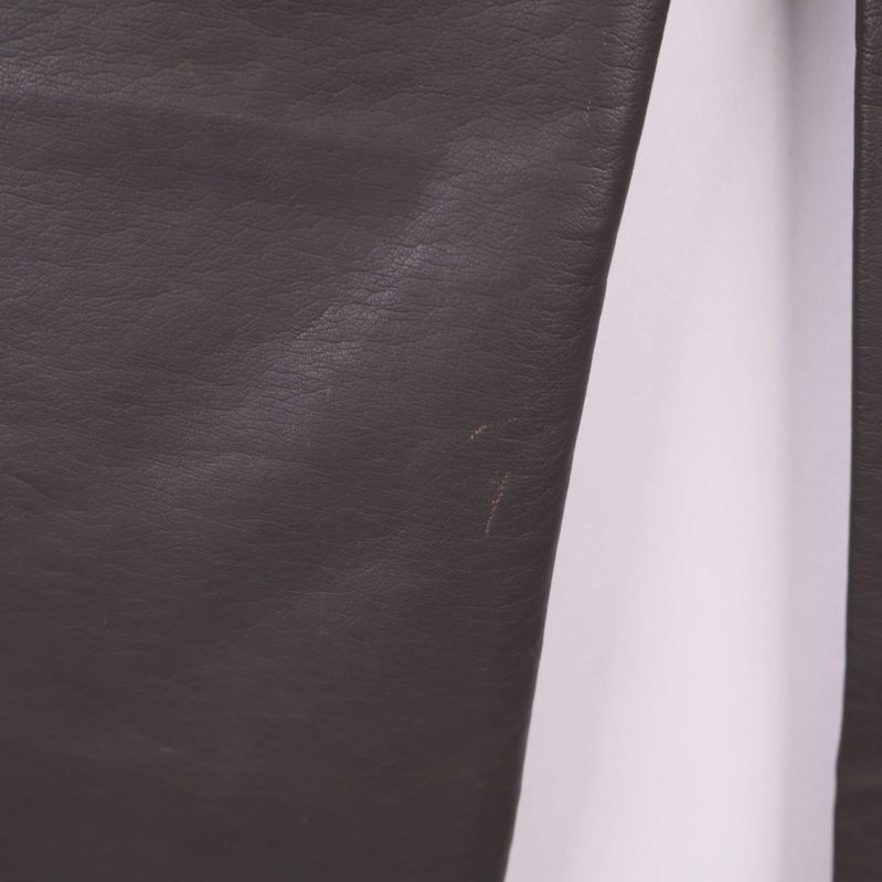 Närbild på brun konstläderbyxa med mindre repa