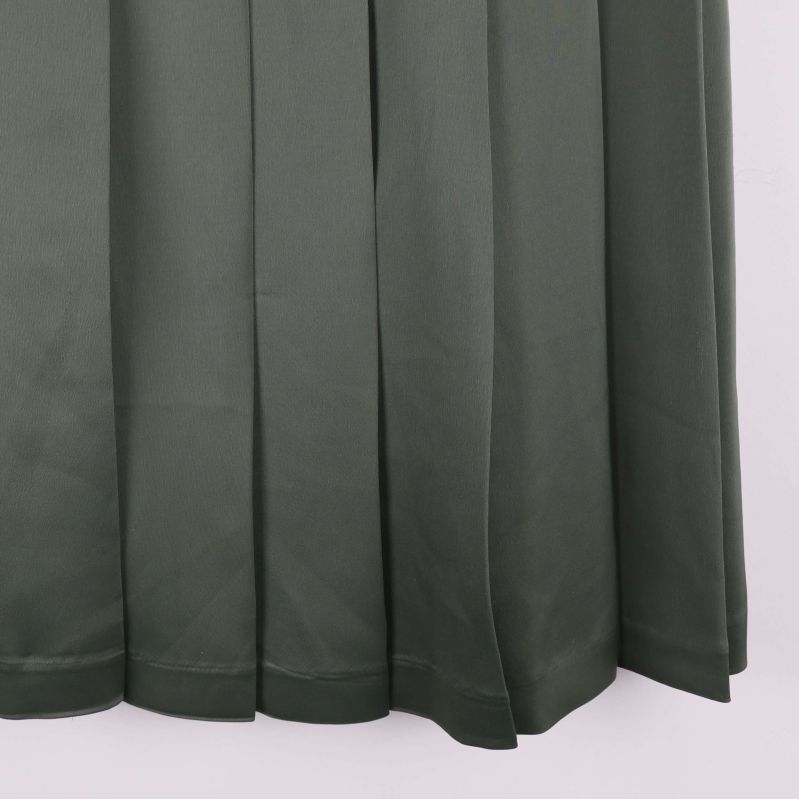 Närbild av plisserade detaljer längst ner på kjolen