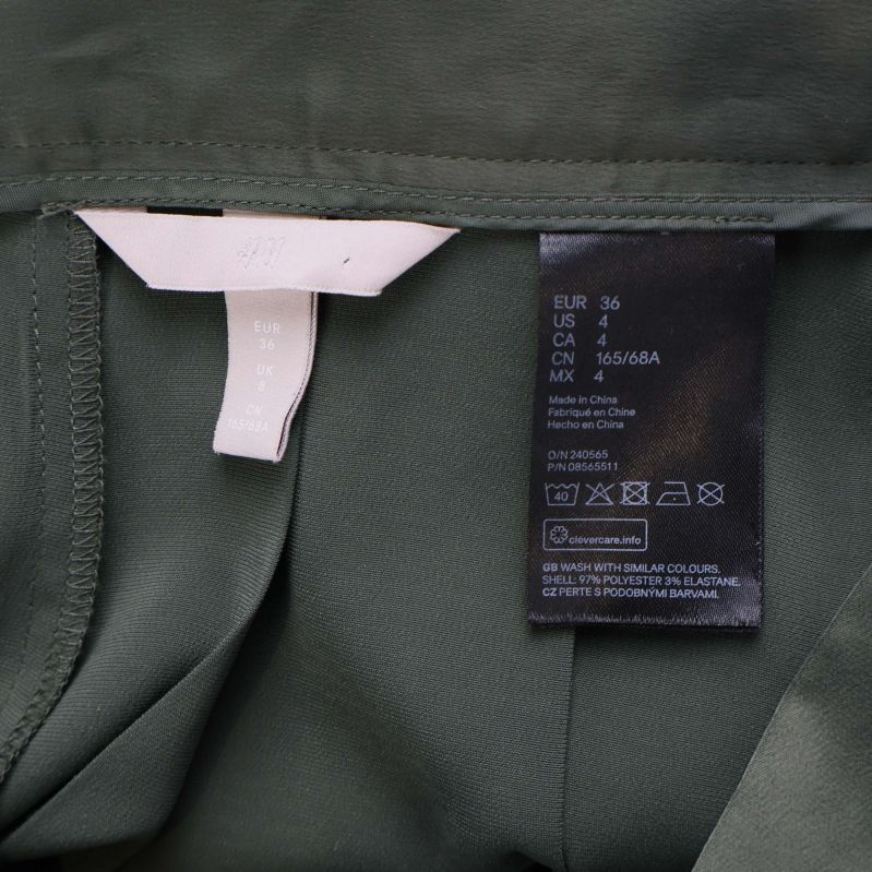 Storleksetikett och materiallapp inuti grön kjol