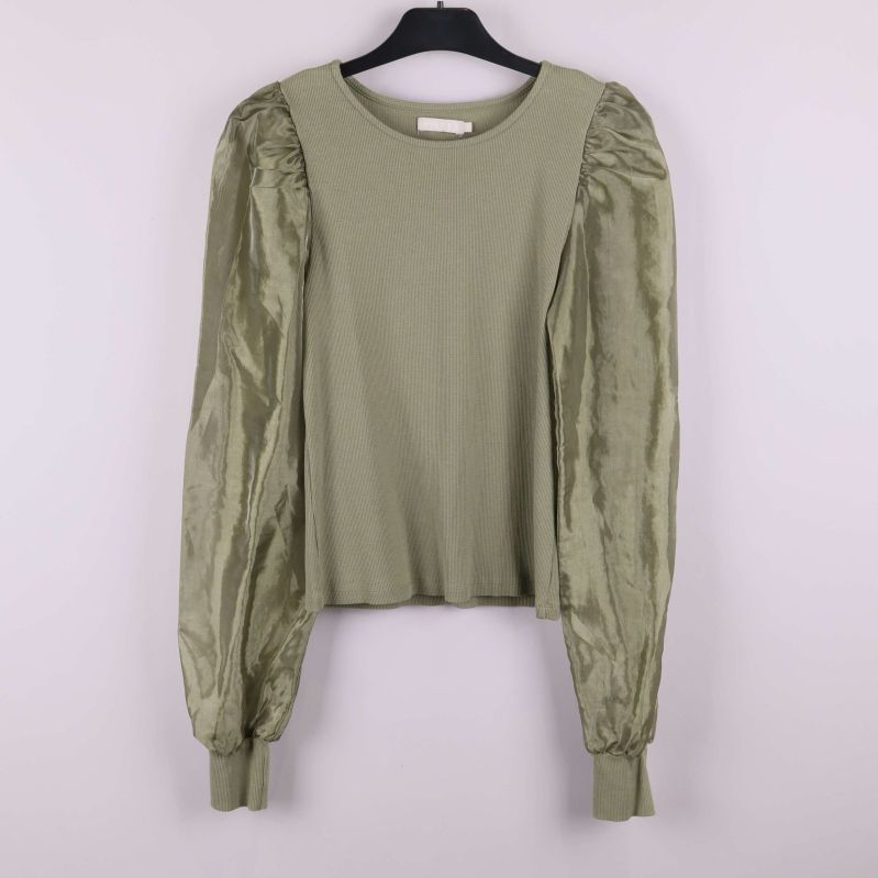 Olivgrön tröja med glansiga ärmar framifrån hängande på galge
