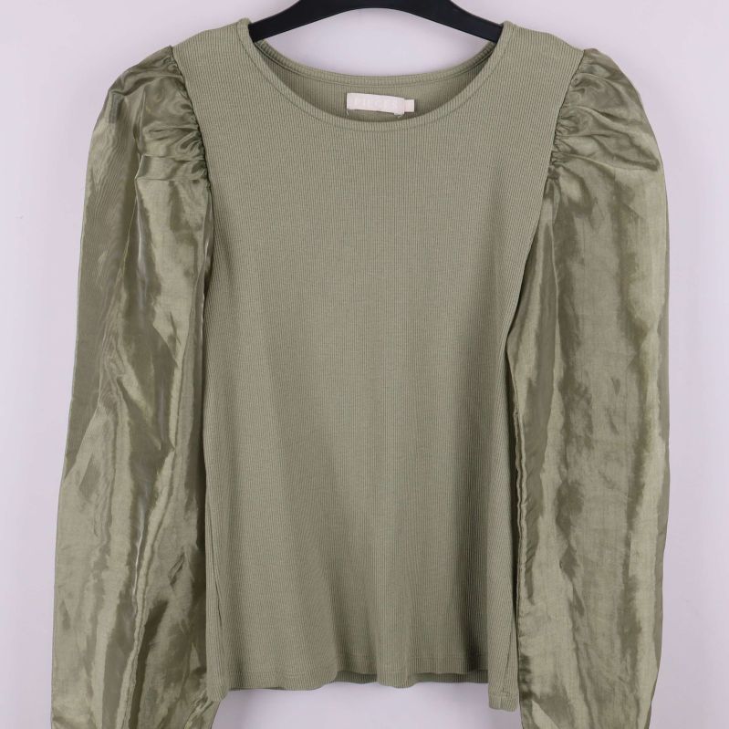 Framifrån olivgrön tröja med glansiga och ribbade detaljer