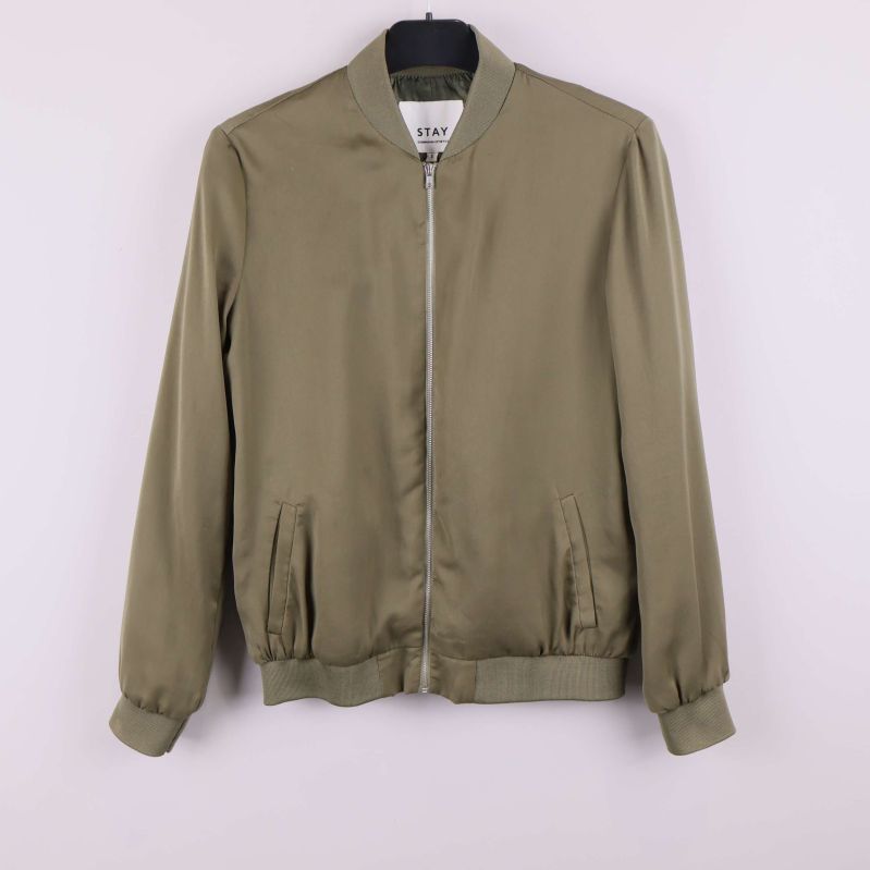 Olivgrön bomberjacka med dragkedja framtill mot ljus bakgrund