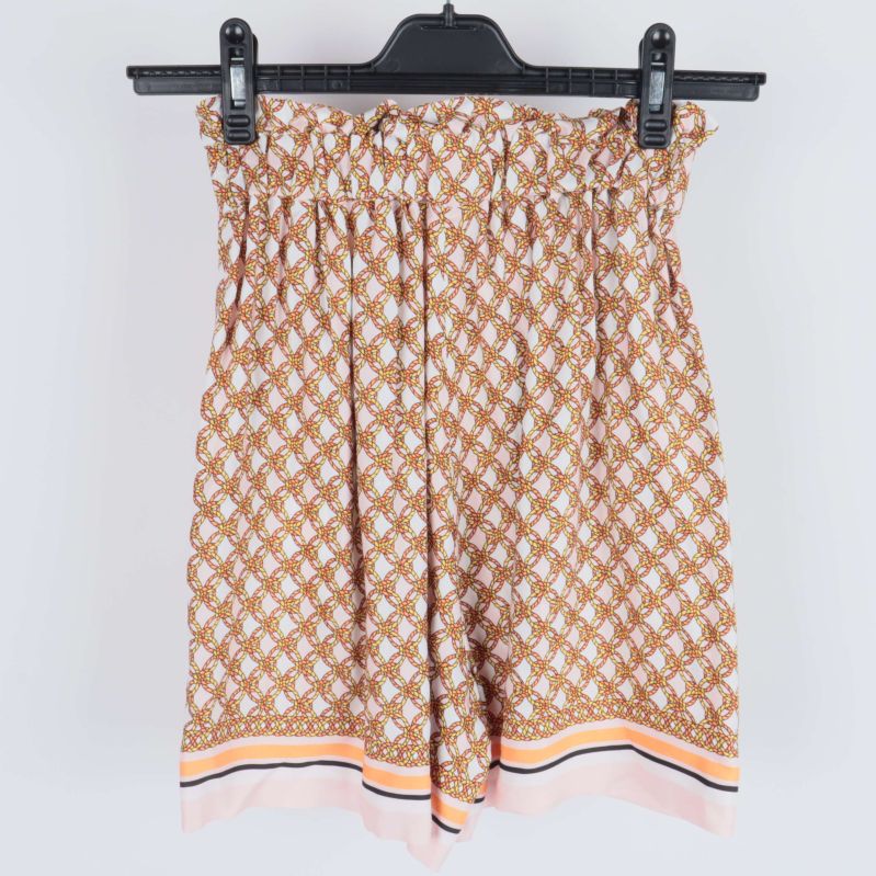 Baksida av mönstrade shorts