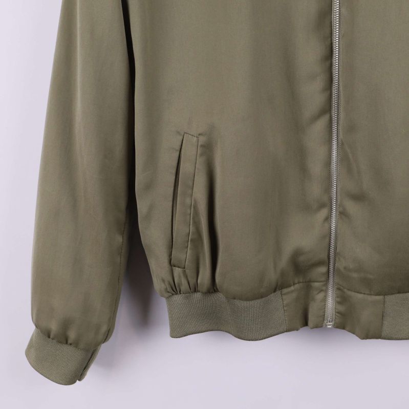 Närbild på ficka och nedre kant med resår på jackan