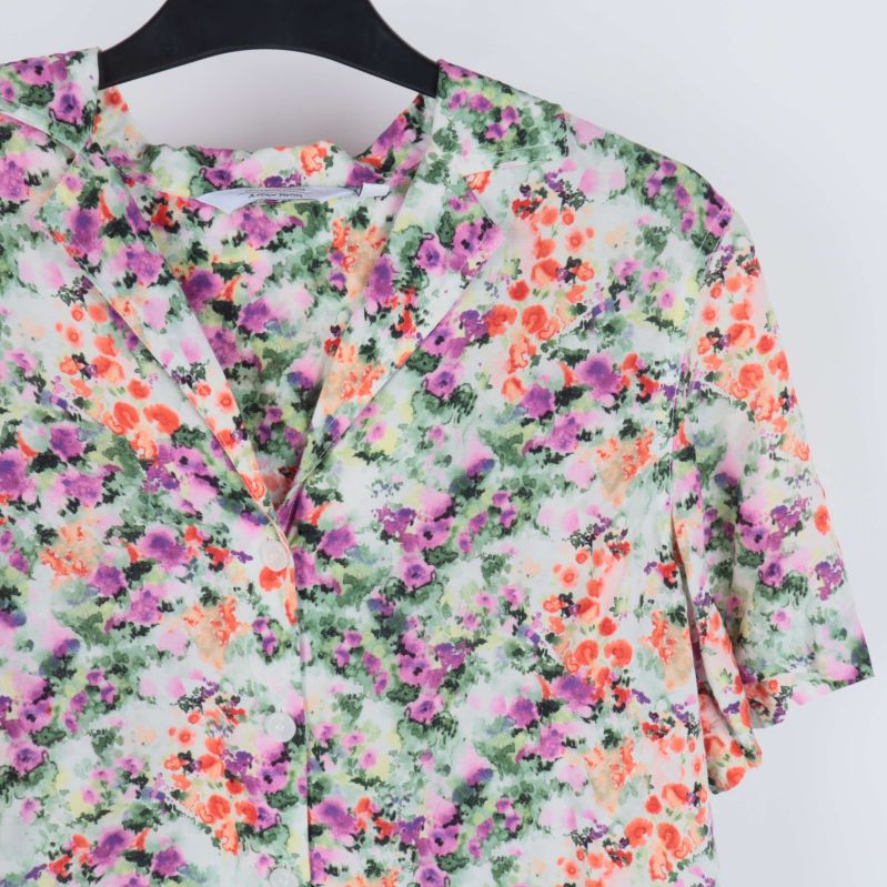 Blommiga detaljer och knappar