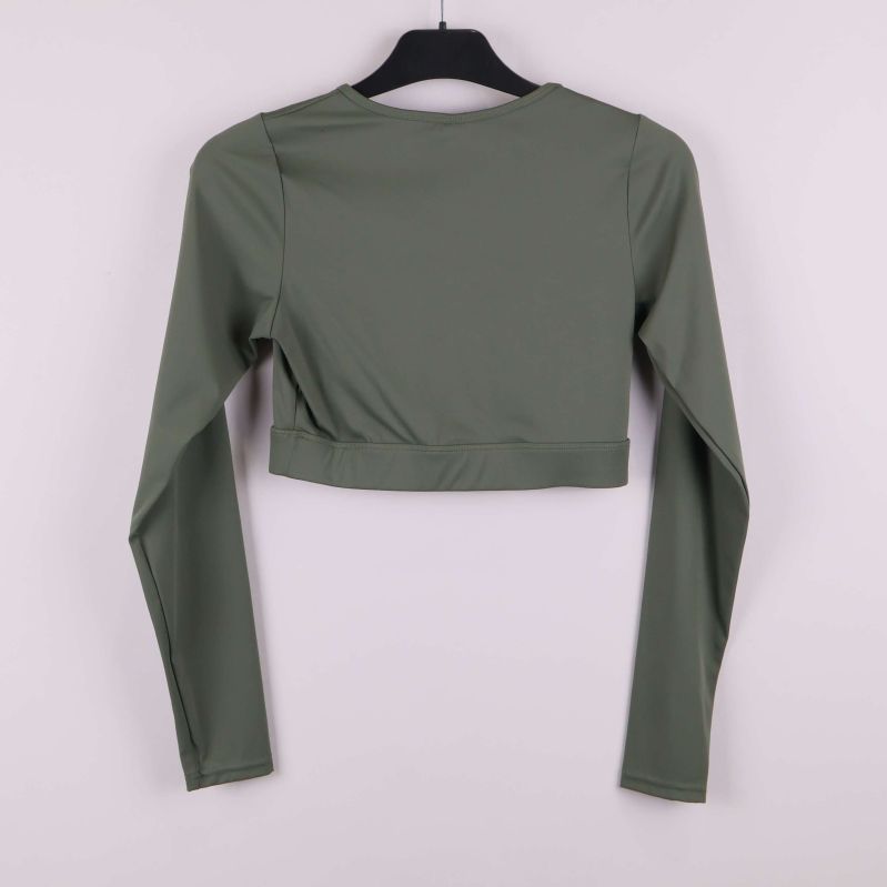 Baksida av grön långärmad cropped topp