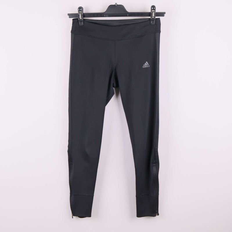 Framsida av svarta tights med Adidas-logga