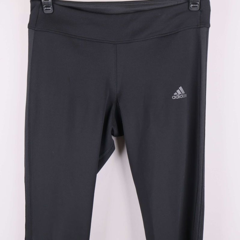 Närbild på midja med Adidas-logga framtill