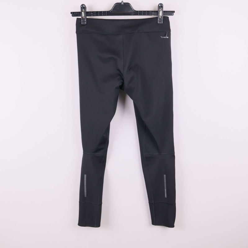 Baksida av svarta träningstights med reflexdetaljer