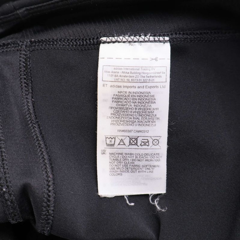 Materialetikett insydd på insidan av tightsen