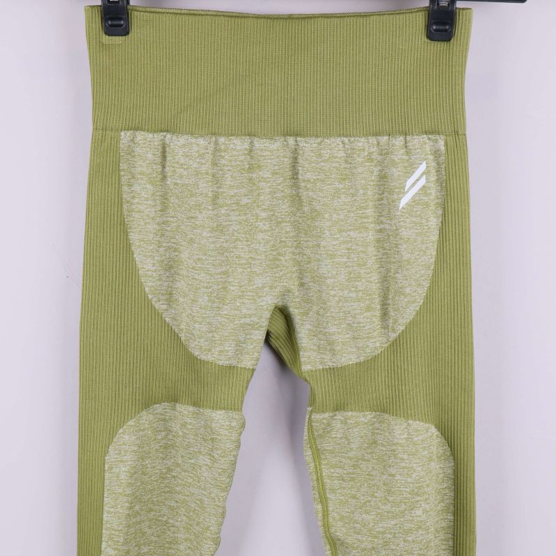 Närbild på midja och övre del av gröna leggings