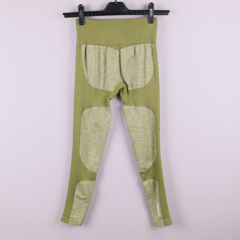 Baksida av gröna leggings med paneler syns på galge