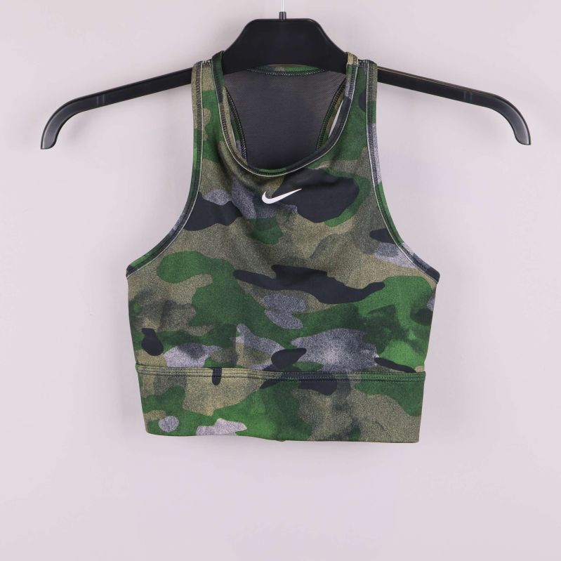 Camo sporttopp hängande på svart galge framifrån