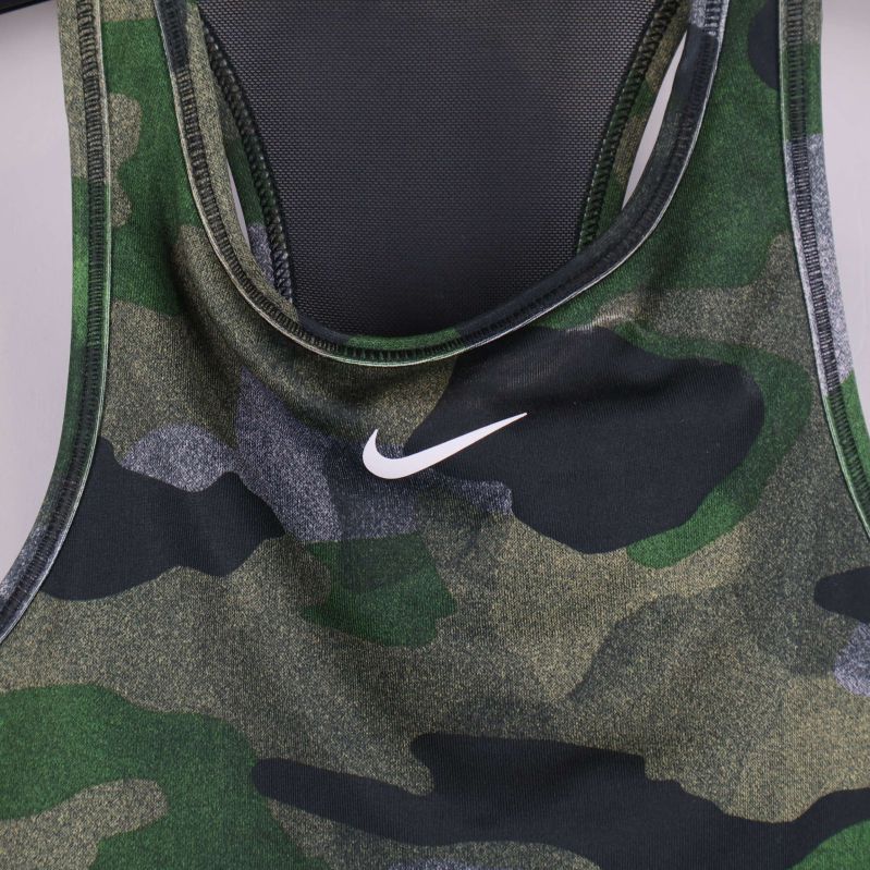 Närbild på överdel med Nike-logga och camouflagemönster