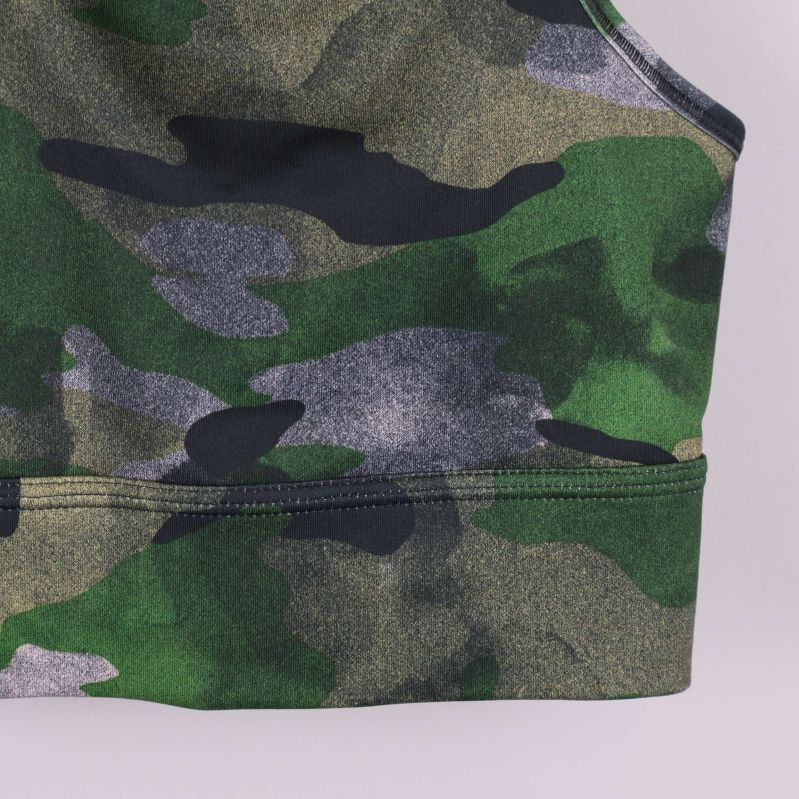 Närbild på nederkant av camo sporttopp med elastisk resår