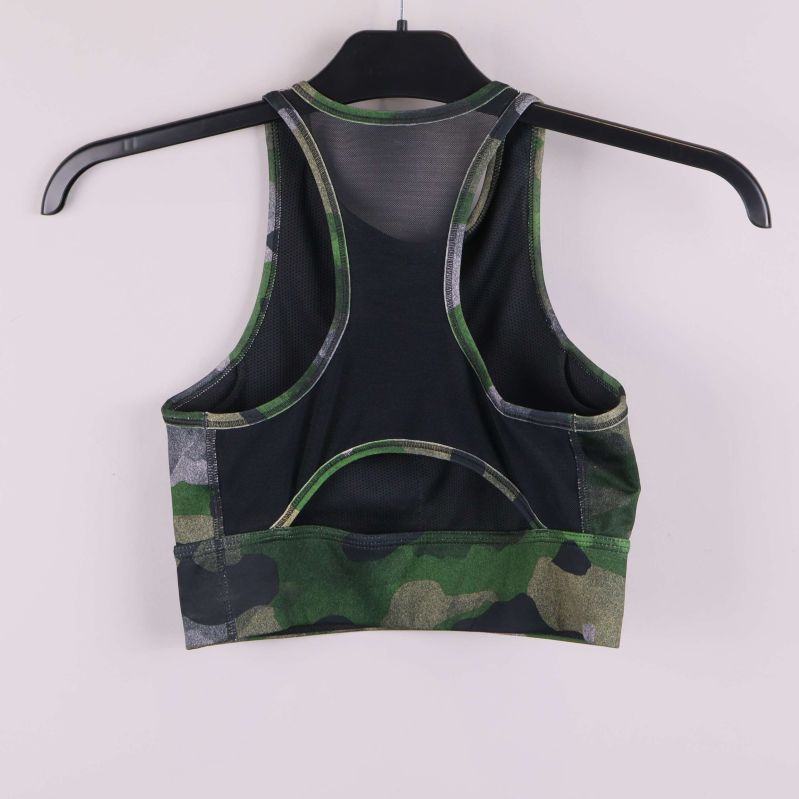 Camo sporttopp hängande på svart galge bakifrån