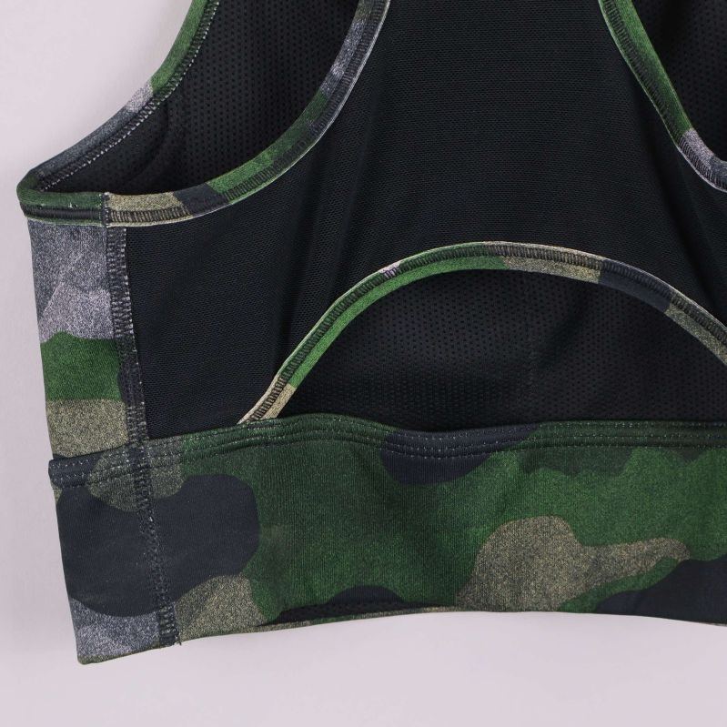 Närbild på söm och kamouflagedetaljer i nederkant av bakstycket