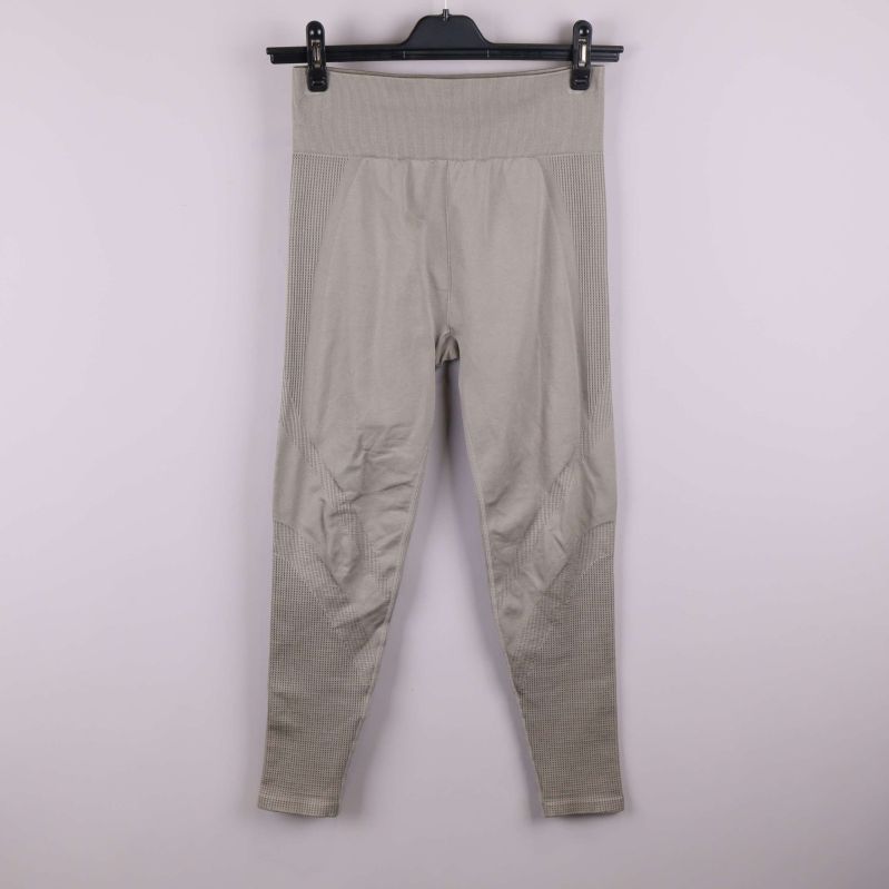 Framifrån av ljusbeige tights 