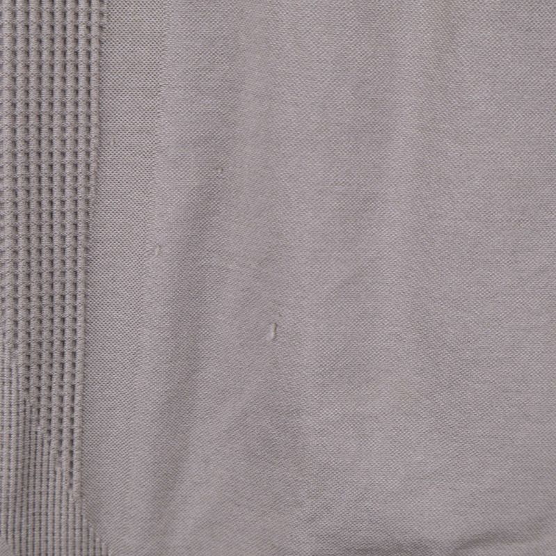 Närbild på tyg och struktur vid sidan av tightsen