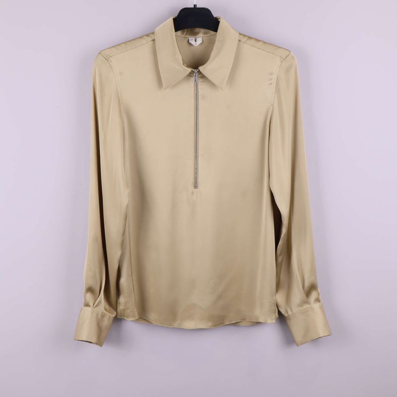 Beige långärmad blus med dragkedja fram på galge