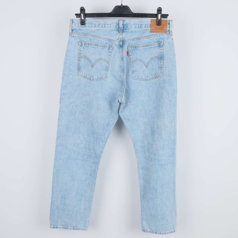 Ljusa jeans bakifrån