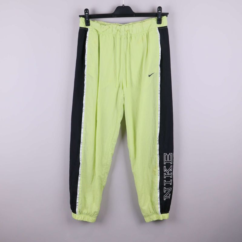 Framsida av ljusgrön och svart träningsbyxa med resår