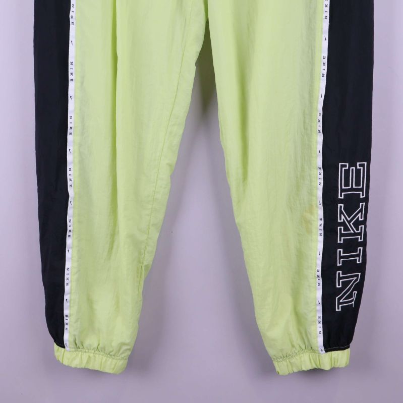 Underben på träningsbyxa med Nike-tryck och elastisk kant