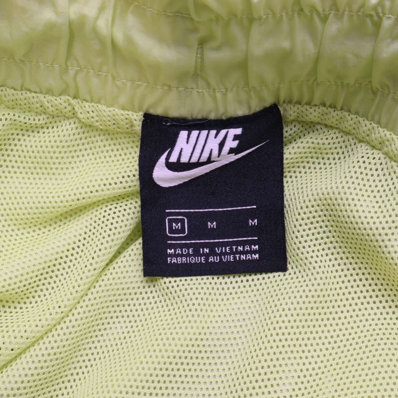 Nike-märkt svart etikett i midjan på byxan