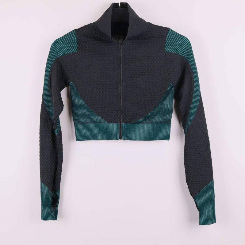 Kort sportjacka i svart och grön färg, framifrån