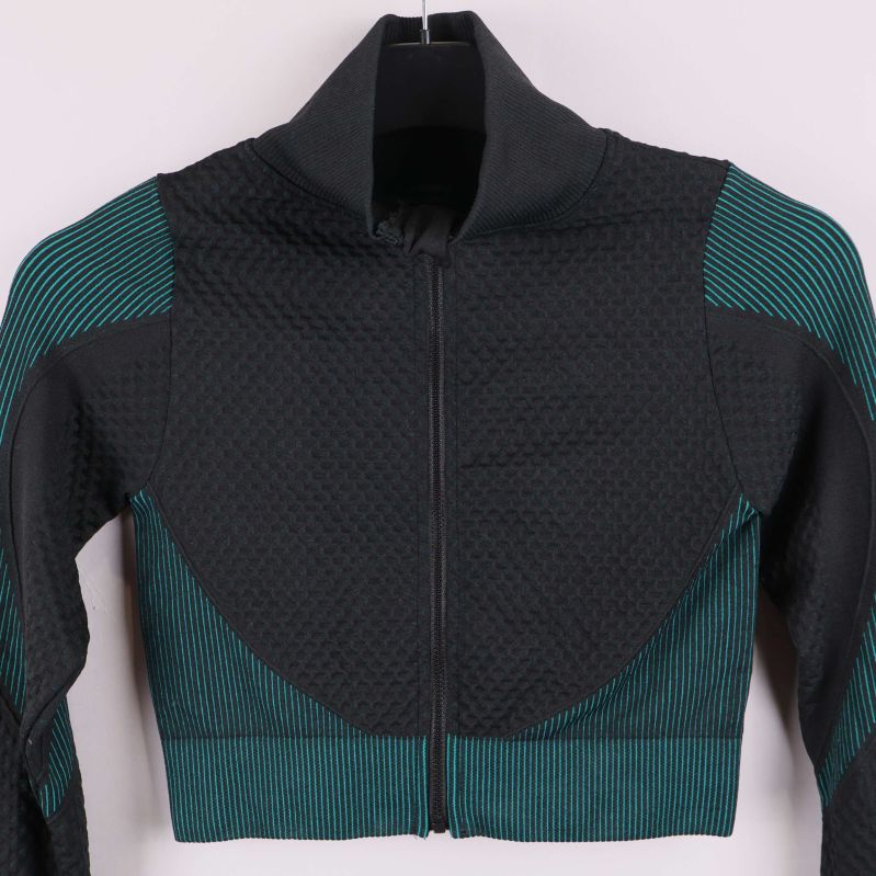 Närbild på jackans överdel och mönster