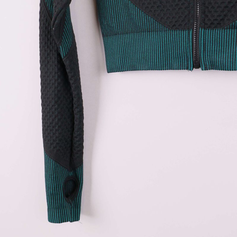 Ärmslut med tumhål och ribbad grön detalj