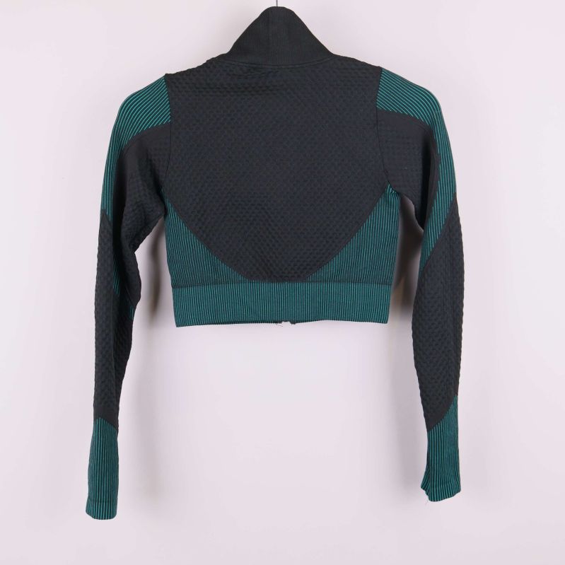 Kort sportjacka i svart och grön färg, bakifrån