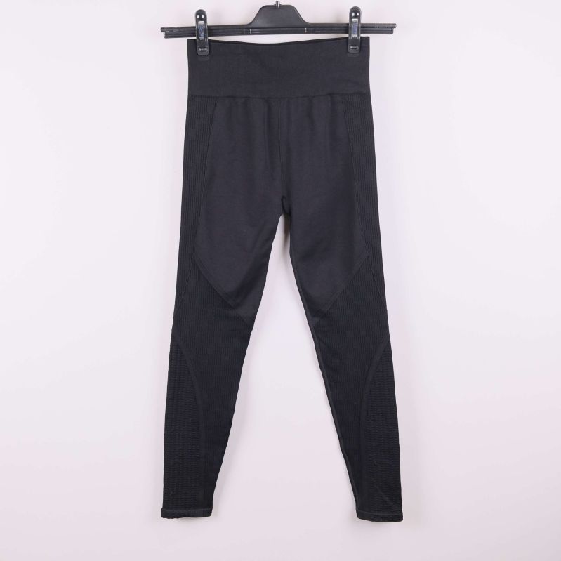 Svarta sportleggings med hög midja hängande på galge