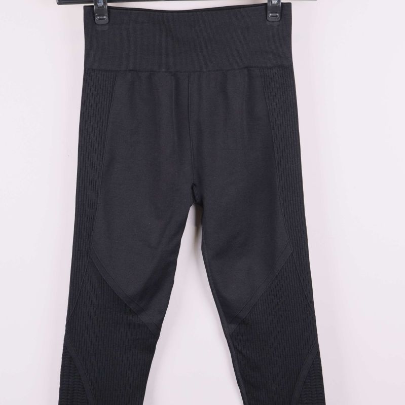 Närbild på midja och lårparti av svarta leggings