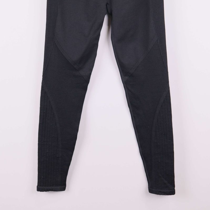 Underben på svarta leggings med textur och ribbad yta