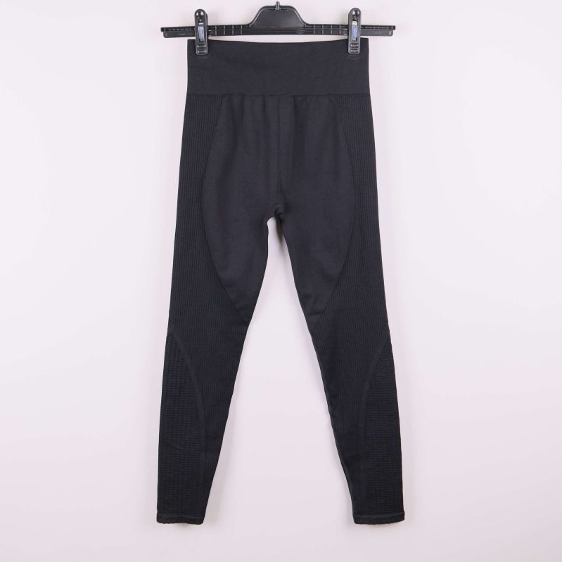 Baksida av svarta sportleggings med ribbade detaljer