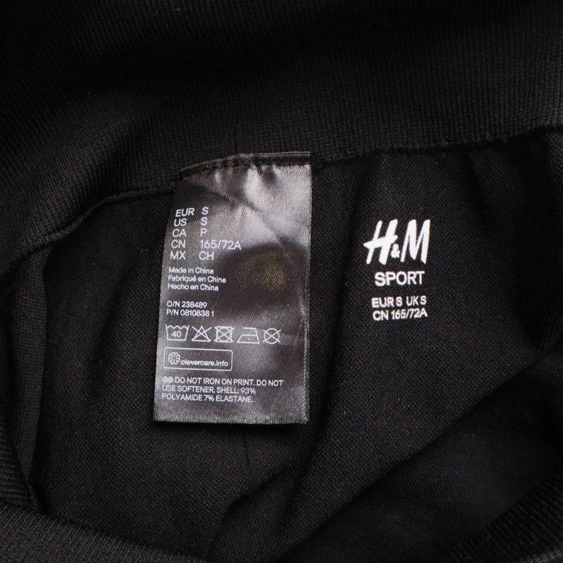 Material- och storleksetikett från H&M Sport på insidan